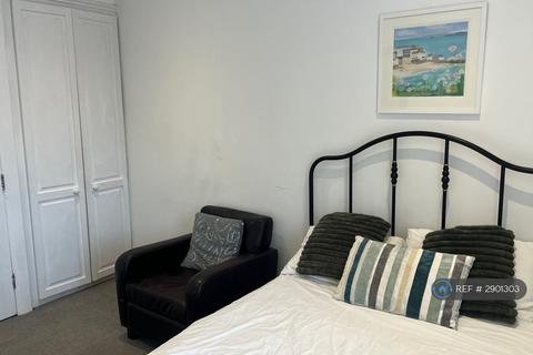 1 bedroom in a house share to rent, Colonial Road, Slough, SL1