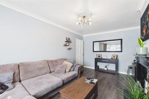 2 bedroom maisonette for sale, Lyndhurst Gardens, Enfield