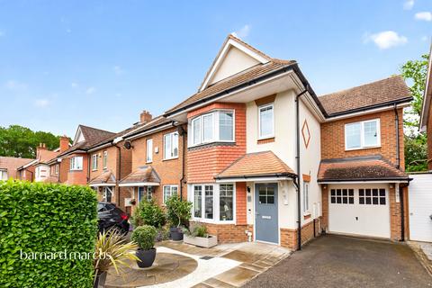 Hengest Avenue, Esher