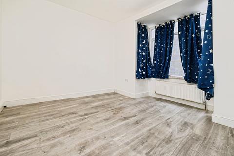 1 bedroom flat for sale, Romford Road, Manor Park, London, E12