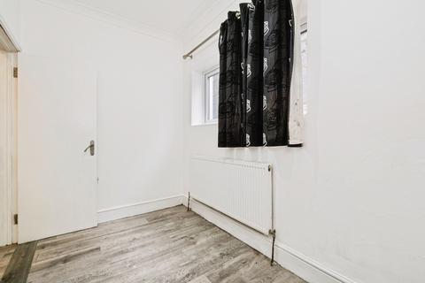 1 bedroom flat for sale, Romford Road, Manor Park, London, E12