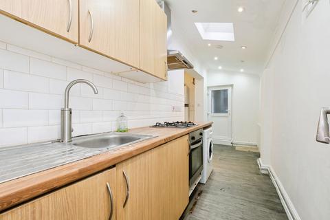 1 bedroom flat for sale, Romford Road, Manor Park, London, E12