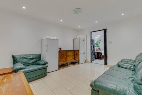 4 bedroom terraced house for sale, Sandstone Road,London,SE12 0UU