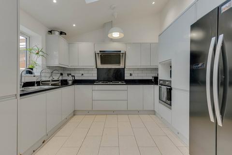 4 bedroom terraced house for sale, Sandstone Road,London,SE12 0UU