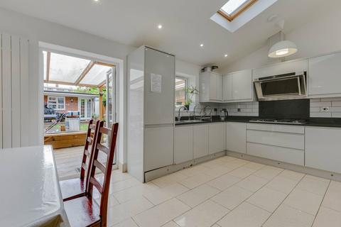 4 bedroom terraced house for sale, Sandstone Road,London,SE12 0UU