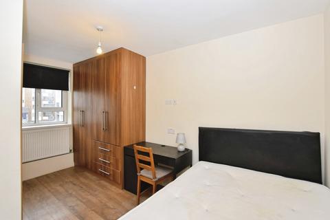4 bedroom flat to rent, *ROOM LET* Rennie Estate London SE16