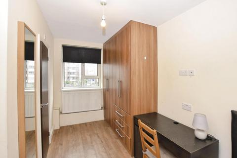 4 bedroom flat to rent, *ROOM LET* Rennie Estate London SE16