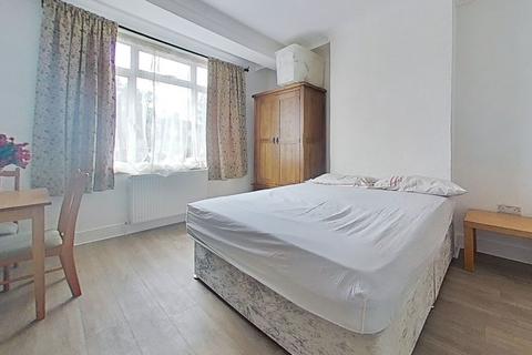 Studio to rent, Franklin Crescent, Mitcham, CR4