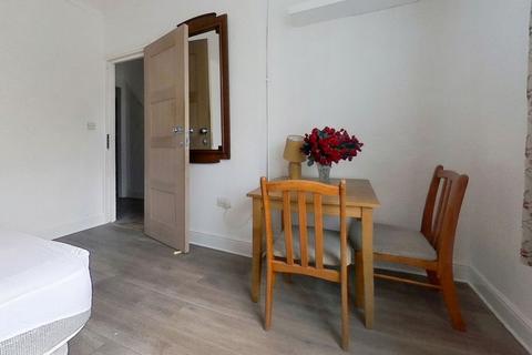 Studio to rent, Franklin Crescent, Mitcham, CR4