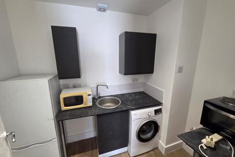 Studio to rent, Franklin Crescent, Mitcham, CR4