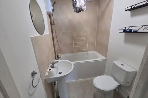 Studio to rent, Franklin Crescent, Mitcham, CR4