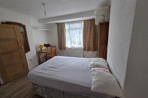 Studio to rent, Franklin Crescent, Mitcham, CR4