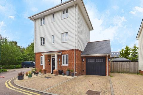 4 bedroom detached house for sale, Willow Close, Snodland ME6