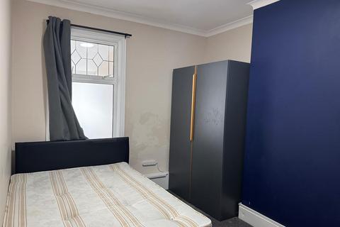 1 bedroom in a house share to rent, Moyers Road, London