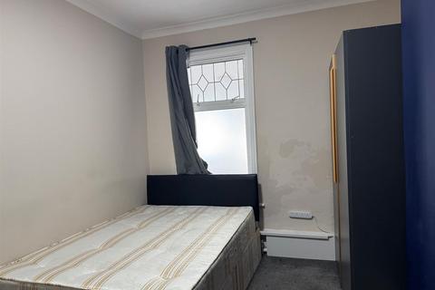 1 bedroom in a house share to rent, Moyers Road, London