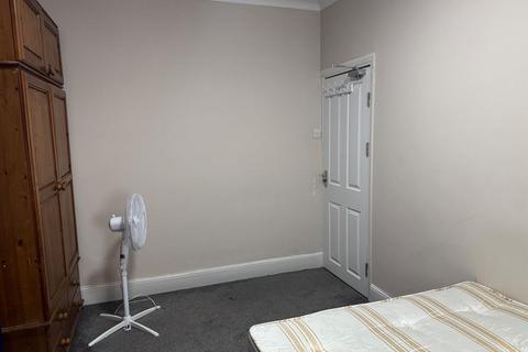 1 bedroom in a house share to rent, Moyers Road, London