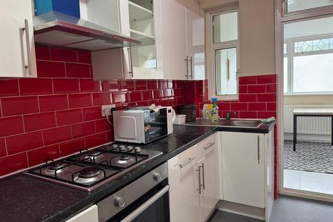 1 bedroom in a house share to rent, Moyers Road, London