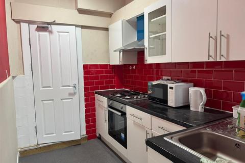 1 bedroom in a house share to rent, Moyers Road, London
