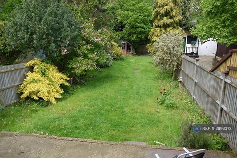 4 bedroom semi-detached house to rent, Farm Road, Edgware, HA8