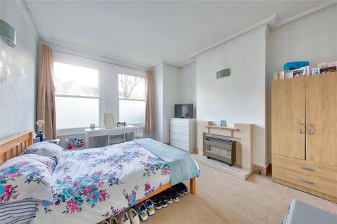 3 bedroom maisonette to rent, Nevis Road, SW17