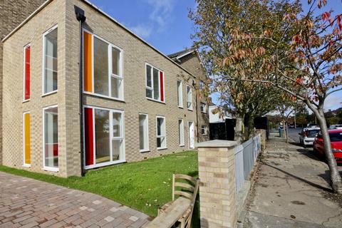 3 bedroom flat to rent, Rennets Wood Road, London