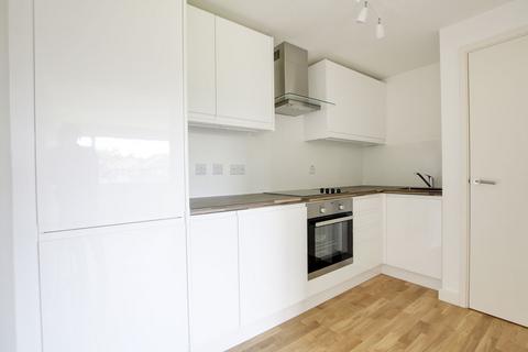 3 bedroom flat to rent, Rennets Wood Road, London