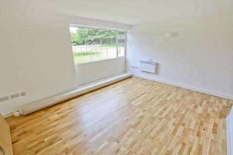 3 bedroom flat to rent, Rennets Wood Road, London