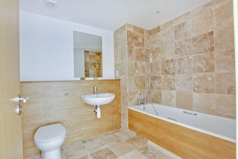 3 bedroom flat to rent, Rennets Wood Road, London
