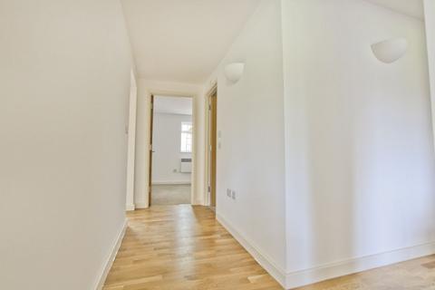 3 bedroom flat to rent, Rennets Wood Road, London