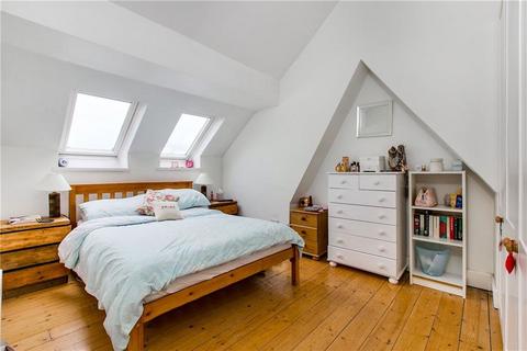 2 bedroom flat to rent, Ravenslea Road, London SW12