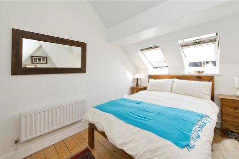 2 bedroom flat to rent, Ravenslea Road, London SW12