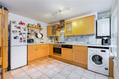 2 bedroom flat to rent, Ravenslea Road, London SW12