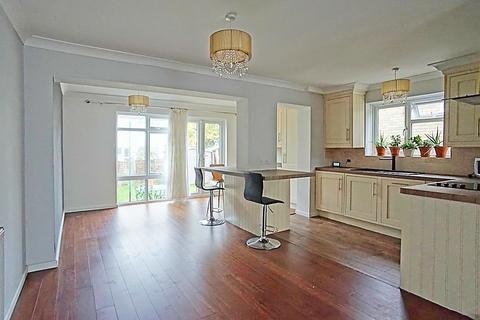 3 bedroom semi-detached house for sale, Roseberry Avenue, Benfleet