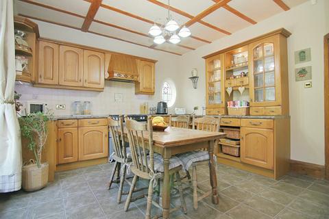 4 bedroom detached house for sale, Speeton Avenue, Horton Bank Top, Bradford, BD7