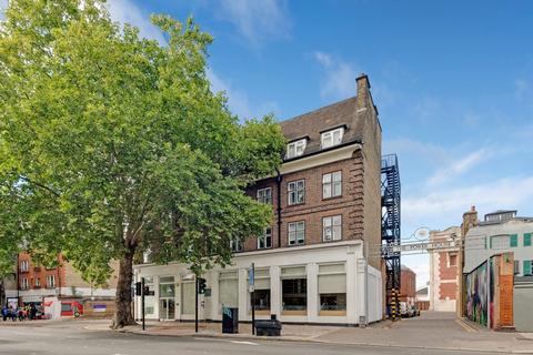 3 bedroom flat for sale, Chiswick High Road, London W4