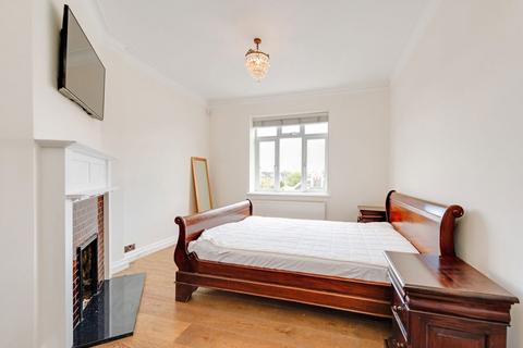3 bedroom flat for sale, Chiswick High Road, London W4