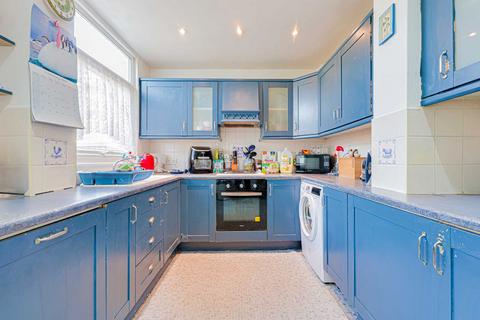 4 bedroom semi-detached house for sale, Walker Drive, Leigh-on-sea SS9