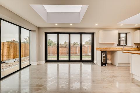 4 bedroom detached house for sale, Rayleigh Road, Leigh-on-sea SS9