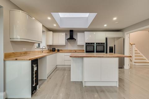 4 bedroom detached house for sale, Rayleigh Road, Leigh-on-sea SS9