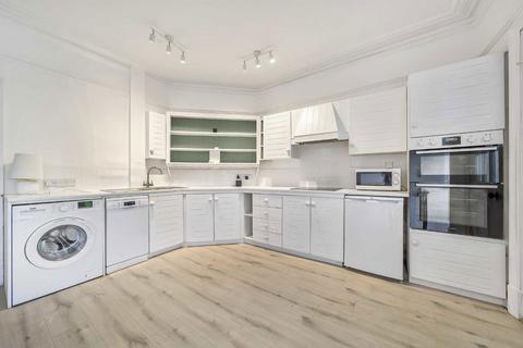 3 bedroom semi-detached house to rent, Victoria Road, London NW7
