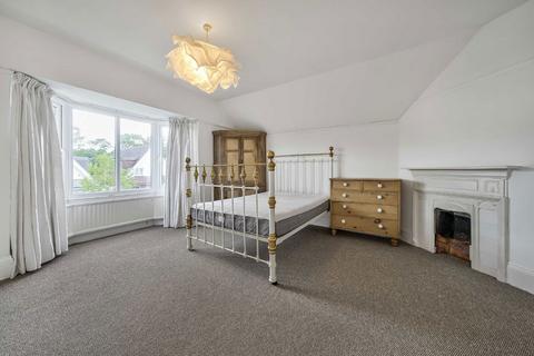 3 bedroom semi-detached house to rent, Victoria Road, London NW7