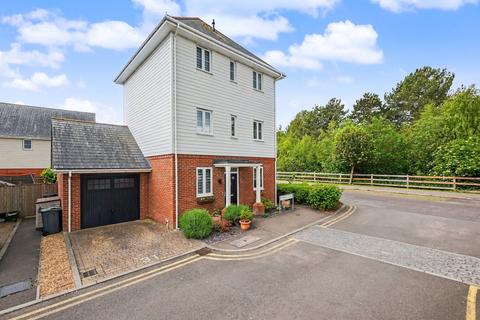 4 bedroom detached house for sale, Primrose Close, Snodland ME6