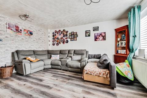 3 bedroom semi-detached house for sale, Braemar Close, Carterton