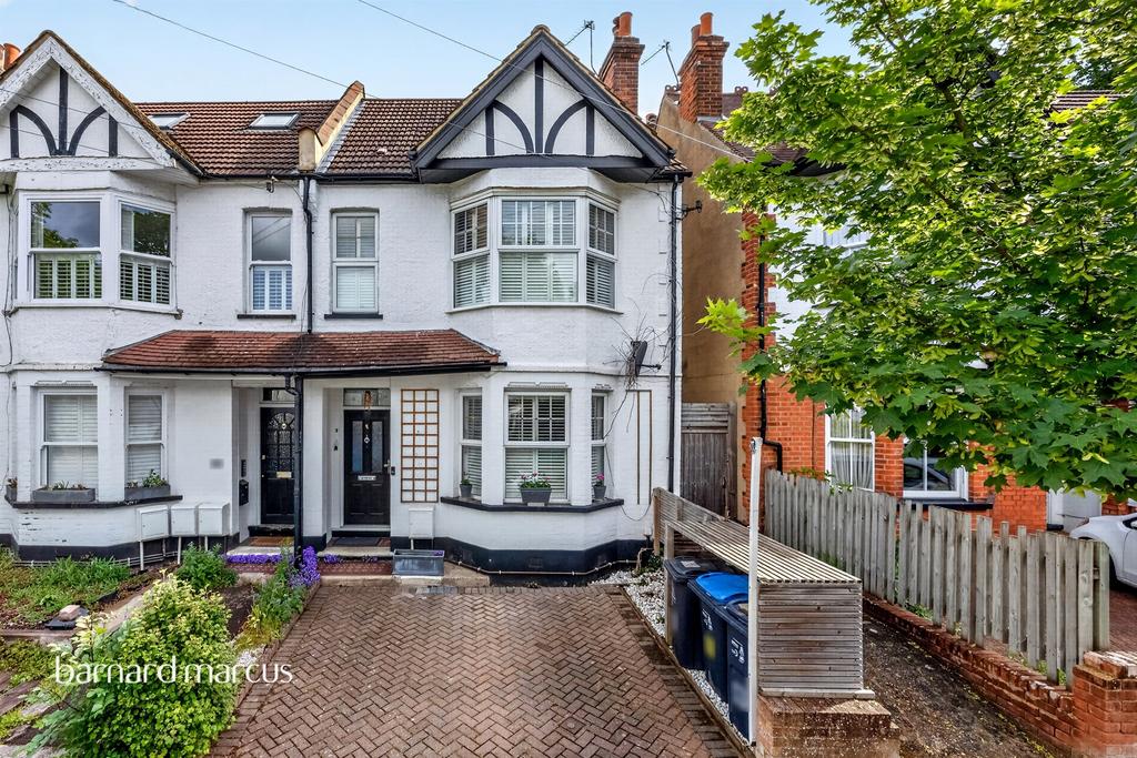 Detached house exterior, driveway