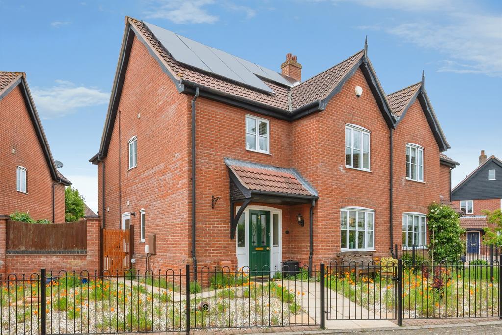 3 bedroom semi-detached house for sale