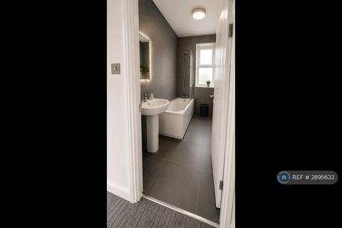 2 bedroom terraced house to rent, Lessingham Avenue, London, SW17