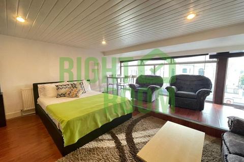 2 bedroom house share to rent, 141A Lavender Hill