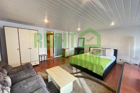 2 bedroom house share to rent, 141A Lavender Hill