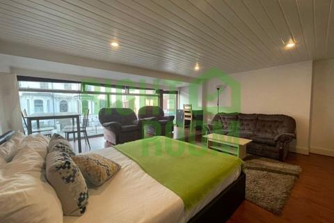 2 bedroom house share to rent, 141A Lavender Hill