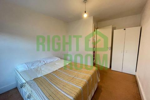2 bedroom house share to rent, 141A Lavender Hill